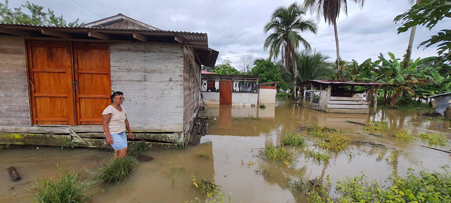 En Cuatro Bocas de Aguas Claras, Upala, la Cruz Roja llevó suministros a familias que estaban aisladas por la crecida de ríos. Foto: Cortesía Cruz Roja.