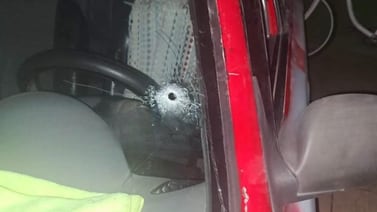 Manivela rebota bala y salva vida de taxista en violento asalto