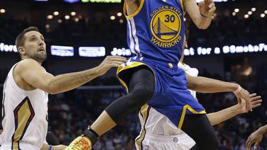 Un brillante Stephen Curry rompe su propio récord de triples en NBA