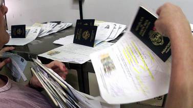 Migración convocará a 8.000 dueños de pasaportes para incluir ‘sello’ de seguridad