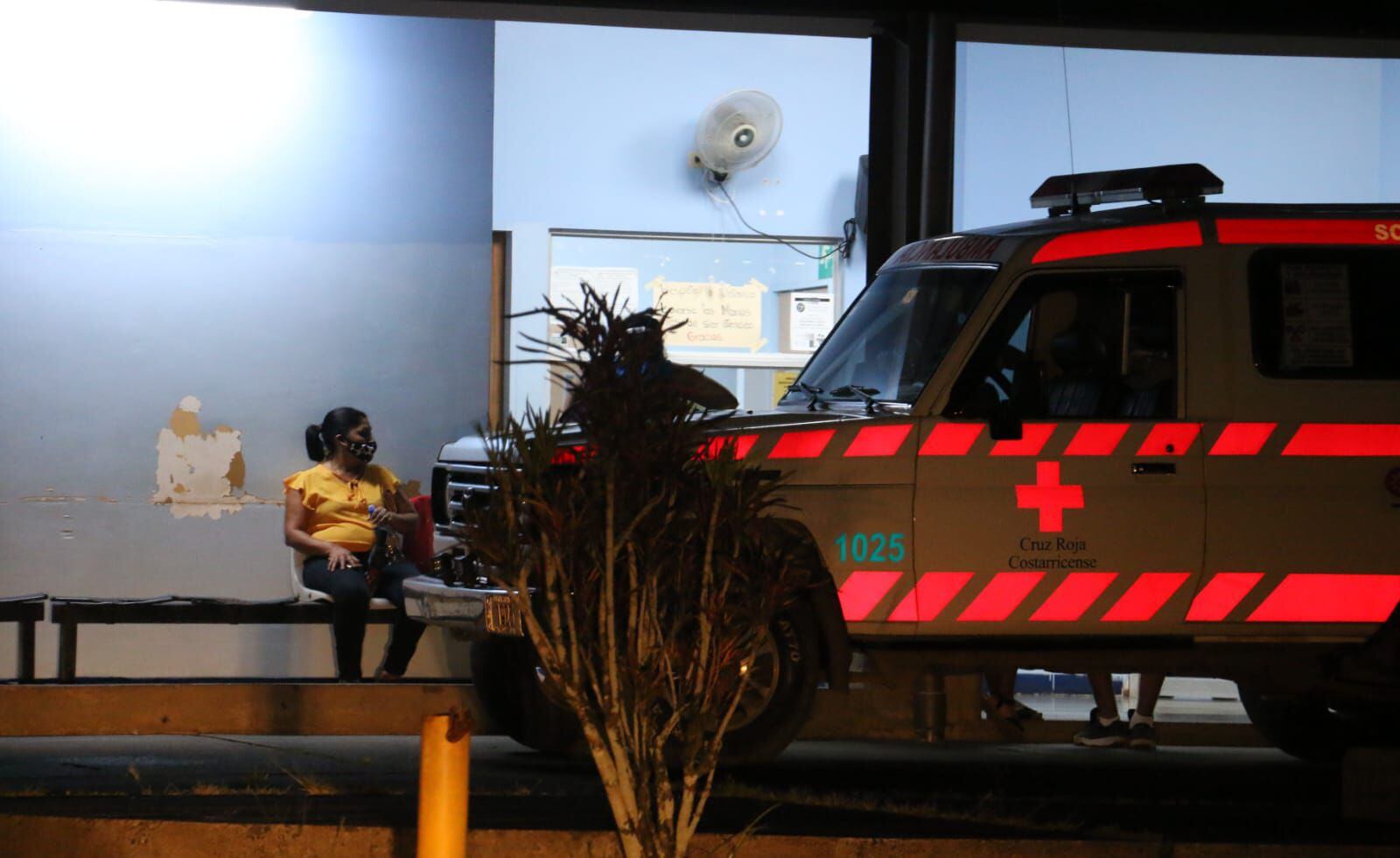 El baleado en La Guaria fue llevado a la clínica de Puerto Viejo, donde lo declararon fallecido al entrar. Foto: Reiner Montero.