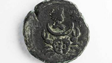 Arqueólogos hallan moneda de 1.850 años que representa a diosa romana en Israel 