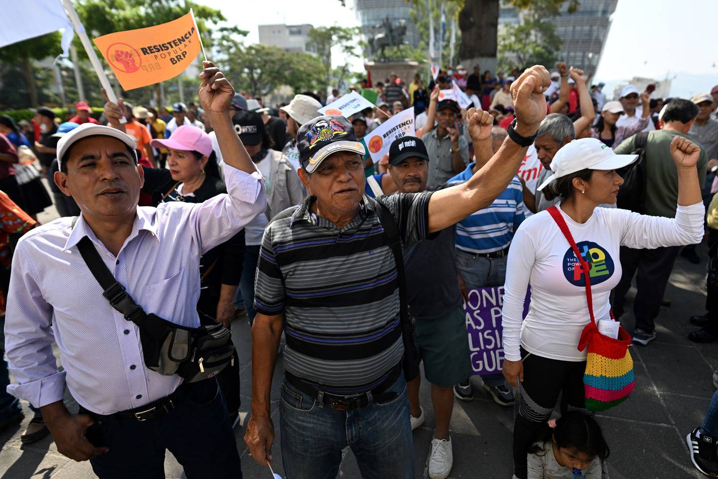 La manifestación en El Salvador se llevó a cabo como respuesta a los planes del presidente Nayib Bukele de buscar la reelección, coincidiendo con los actos conmemorativos de los acuerdos de paz que pusieron fin a la guerra civil en el país.