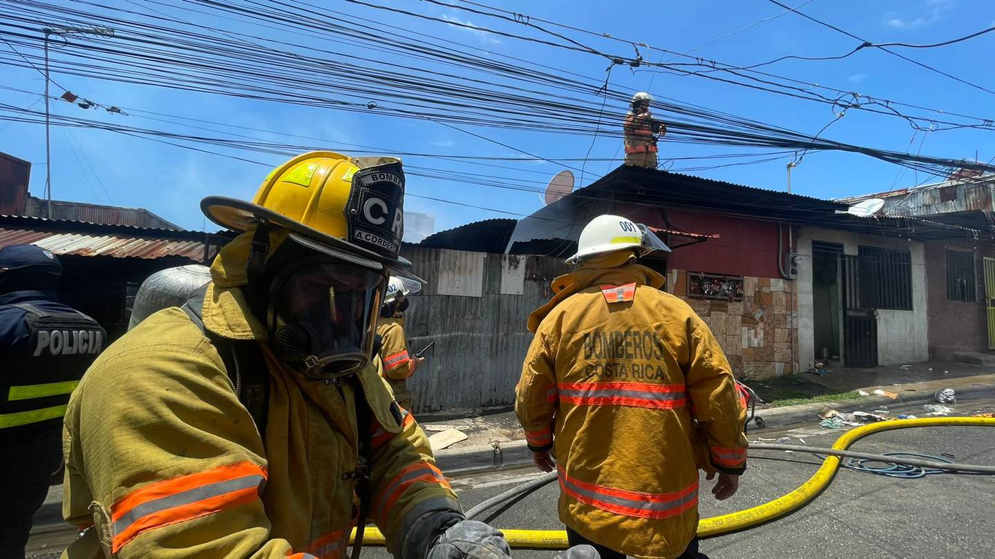 Los bomberos tuvieron que hacer un tendido largo desde el cisterna hasta la zona afectada por las llamas. foto. Cortesía Cuerpo de Bomberos.