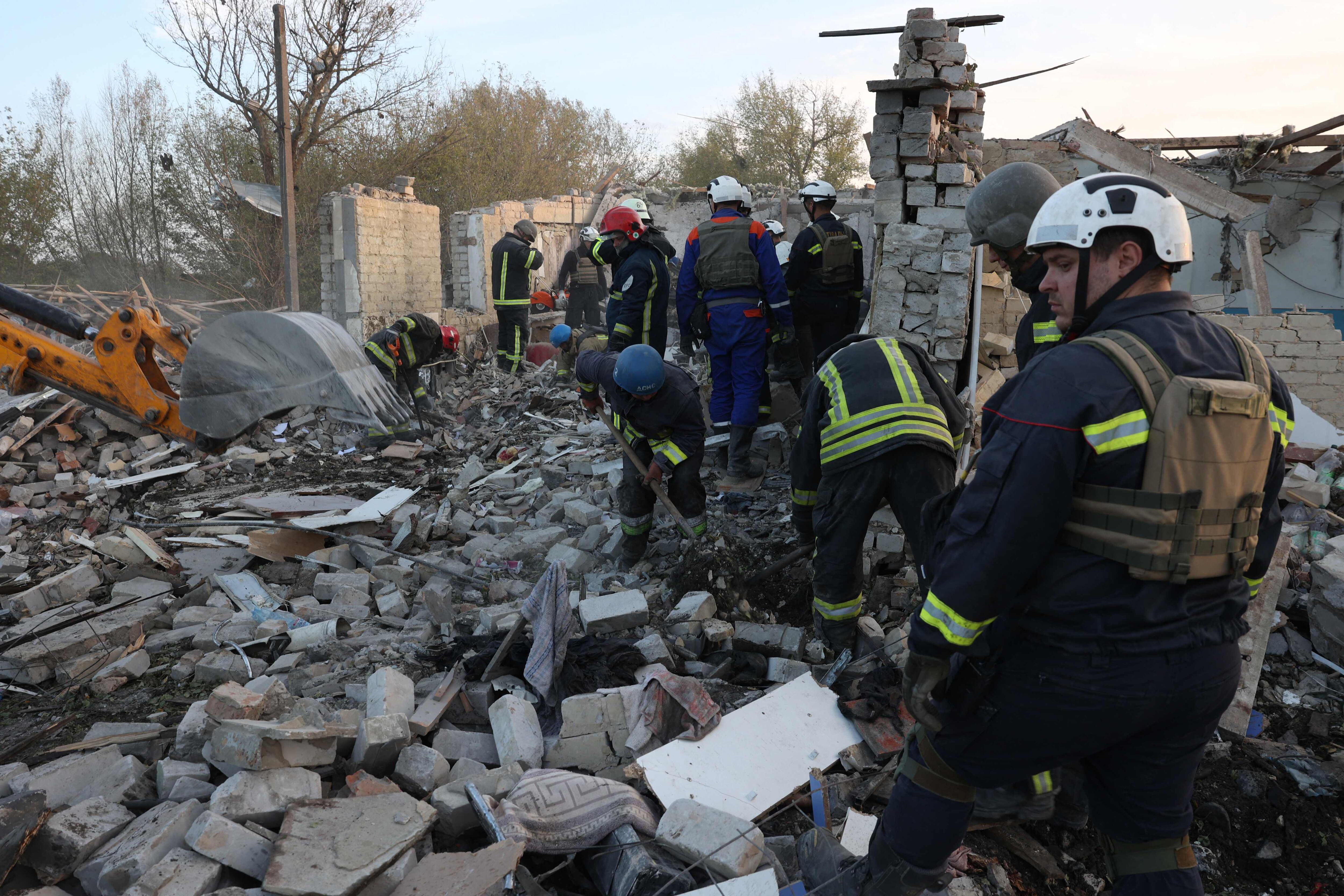 Equipos de rescate trabajan en el lugar del devastador ataque en Groza, donde decenas perdieron la vida.
