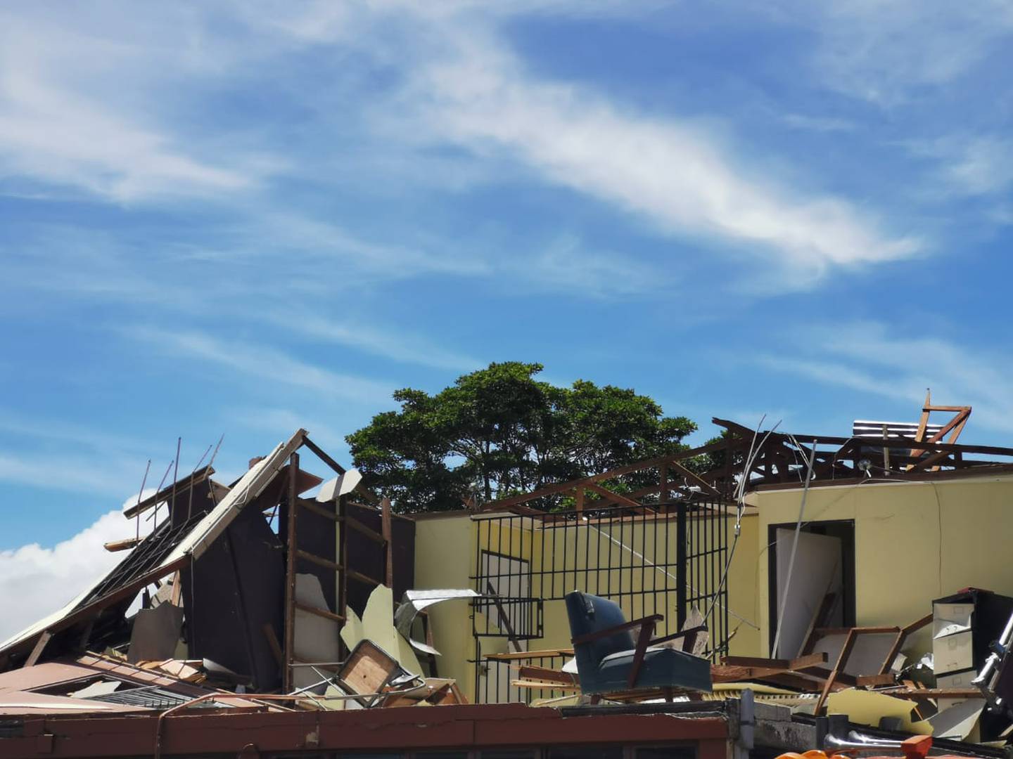 Tornado causó múltiples daños en negocios ubicados en los alrededores de la basílica de Los Ángeles. Foto Keyna Calderón.