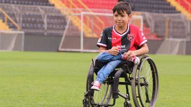El valiente niño con malformación en médula espinal que Alajuelense impulsará a ser campeón paralímpico