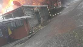 Fuego destruye casa de dos plantas en Coronado