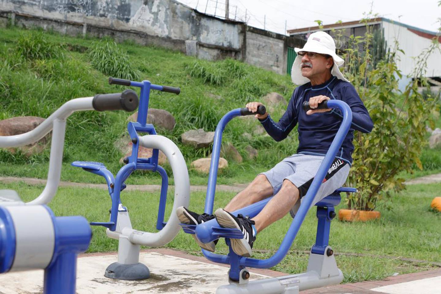 Envejecimiento saludable. Juan Carlos monge, de 78, en un parquecito en San Juan de Dios de Desamparados.