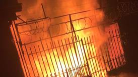 Brasas caídas de  fogón artesanal causaron incendio donde murió mujer que vivía sola