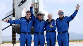 Jeff Bezos, el hombre más rico del mundo, realiza exitoso vuelo al espacio 