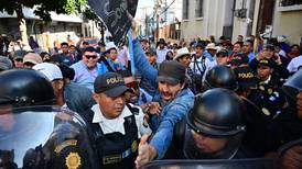 Atraso en investidura de Bernardo Arévalo provoca disturbios en las afueras del Congreso 