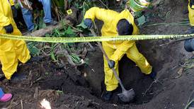 Peritos mexicanos exhuman 8 cadáveres de fosa clandestina