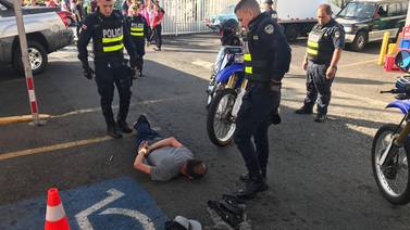 Policía frustra bajonazo con persecución en moto a través de parque en Heredia 