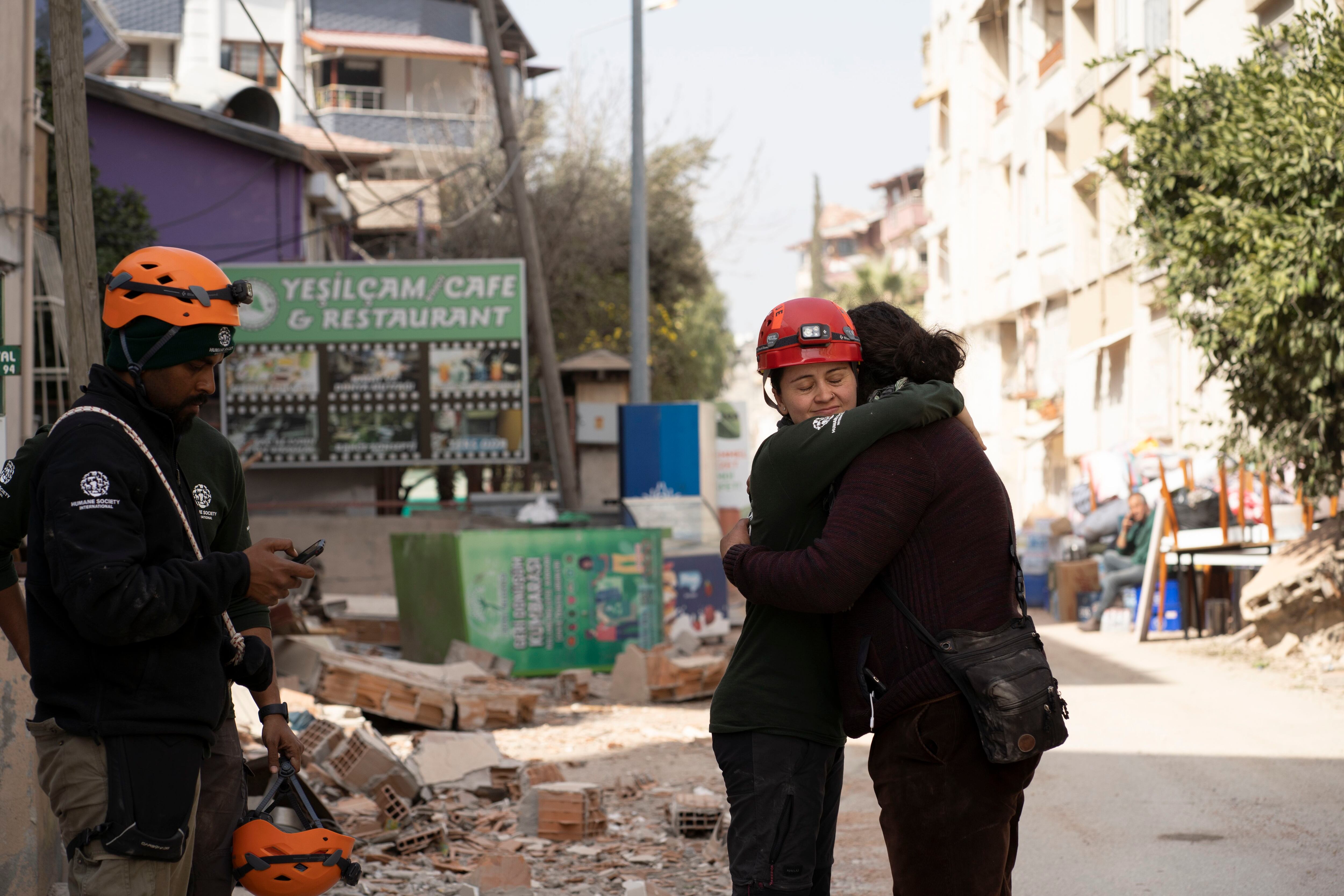 Los abrazos acompañaron a las rescatistas costarricenses en Turquía, ya fueran de consuelo o satisfacción. Foto: HSI para LN