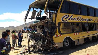 Al menos 12 muertos al caer un bus a un abismo en Perú