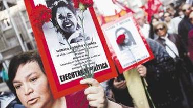 Miles de chilenos marcharon en memoria de víctimas de Pinochet