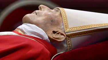 Más de 65.000 personas se despiden de Benedicto XVI en la capilla ardiente