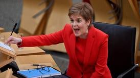 Una comisión concluye que la primera ministra escocesa “engañó” al parlamento (prensa)