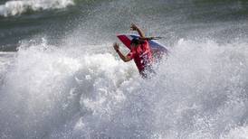 Brisa Hennesy gana su ‘heat’ y consigue entrar a los cuartos de final del surf olímpico