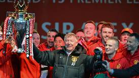 Miles de hinchas del Manchester United despiden a Alex Ferguson