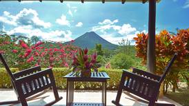 Booking destaca 5 hoteles de La Fortuna entre los más ‘geniales’ para dormir en Costa Rica 