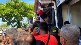 Efervescencia por boletos para juego Puntarenas - Carmelita causó largas filas, empujones y ‘colados’ 