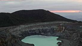 Científicos vigilan de cerca el volcán Poás por nueva fumarola y más sismicidad 
