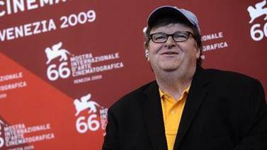 Michael  Moore pide “estricto” control de armas tras tiroteo en escuela de EE. UU.