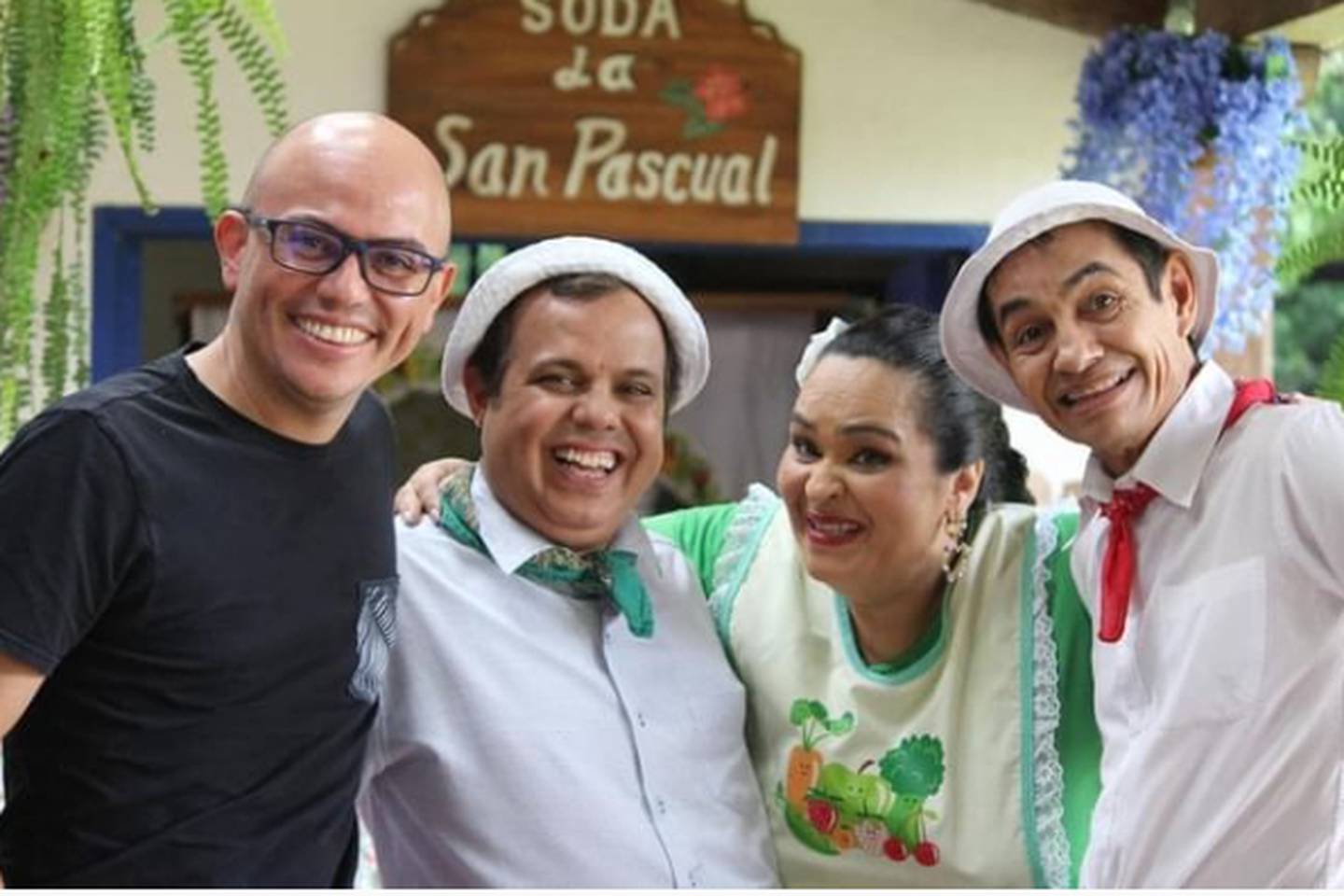 Mauricio Astorga, Magdiel Ramírez, Yessenia Artavia y Ricardo Jiménez en el set de 'Los enredos de Juan Vainas y Chibolo'.