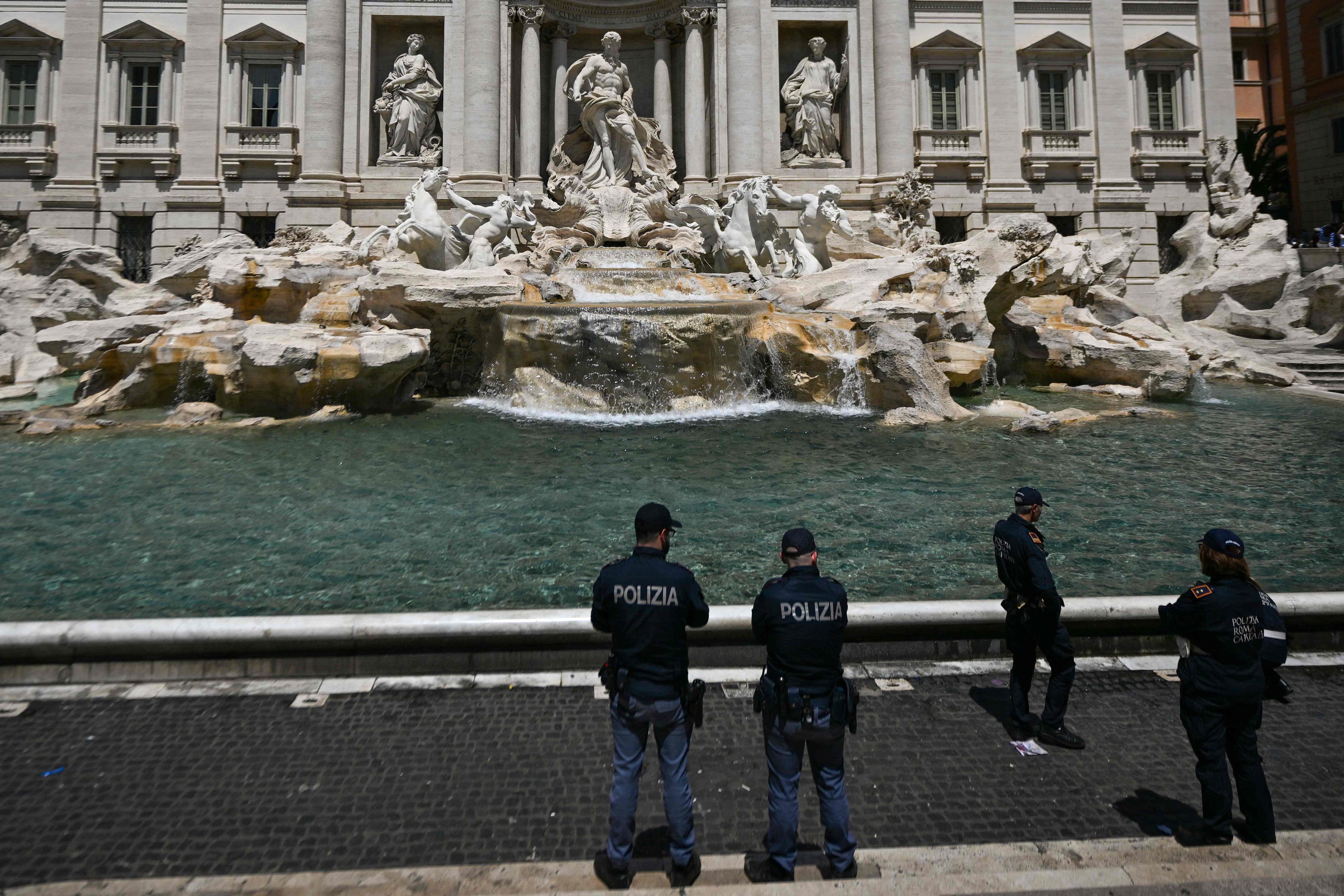 La policía de Roma tuvo que intervenir para sacar a los manifestantes de la Fontana di Trevi. 