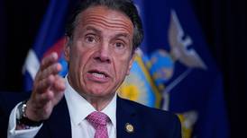 Cada vez más aislado, el gobernador de Nueva York se resiste a renunciar