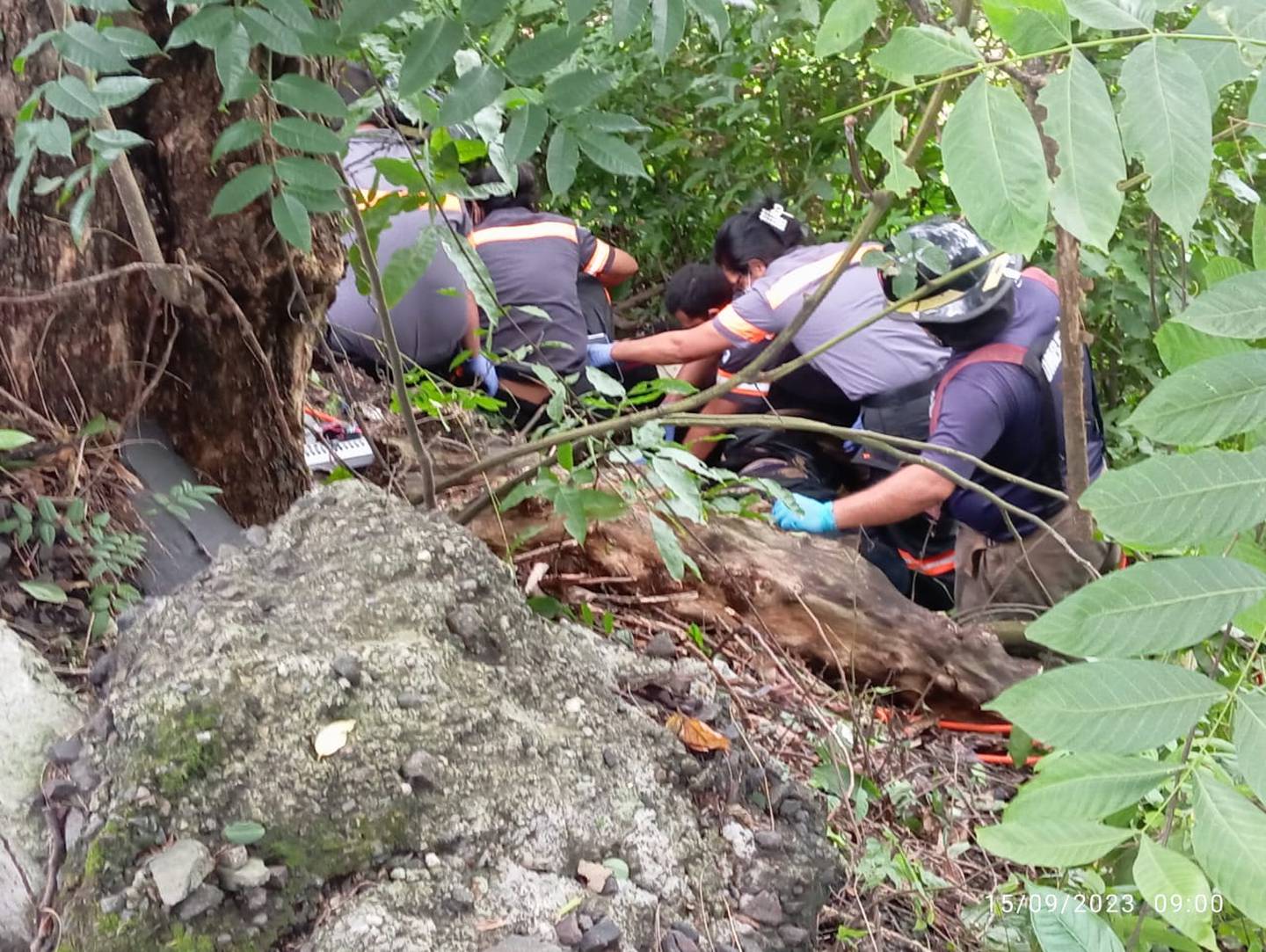 Rescatistas panameños atendieron el accidente este 15 de setiembre, el cual dejó a una pareja de ticos fallecidos  en el vecino país. Foto: Cortesía Bomberos de Panamá.
