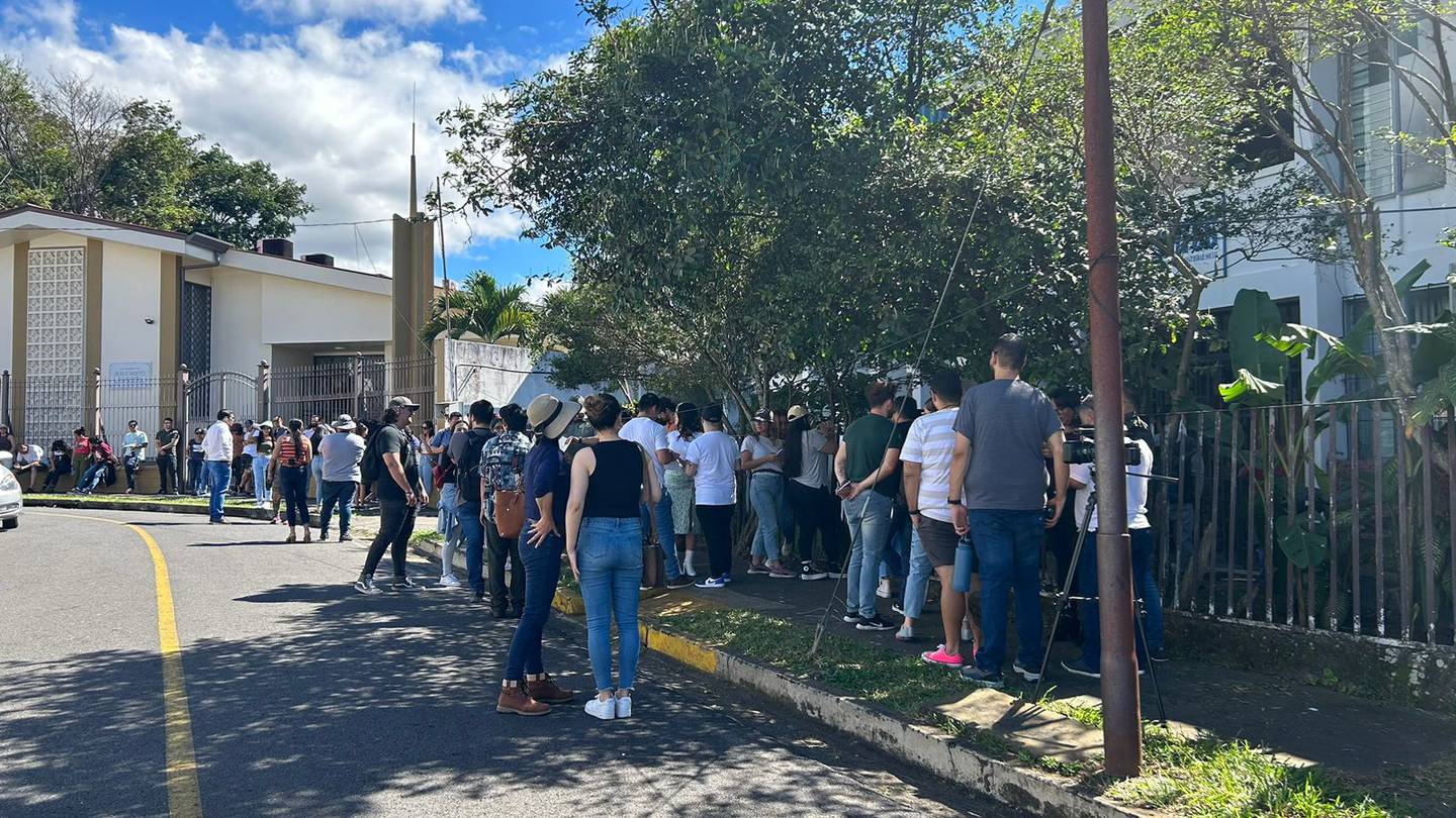 Un grupo de extrabajadores de SmileDirectClub se apersonaron en la sede del Ministerio de Trabajo en Alajuela este 15 de diciembre, para solicitar asesoría y notificar sobre el aviso de que no les pagarían prestaciones ni aguinaldos.