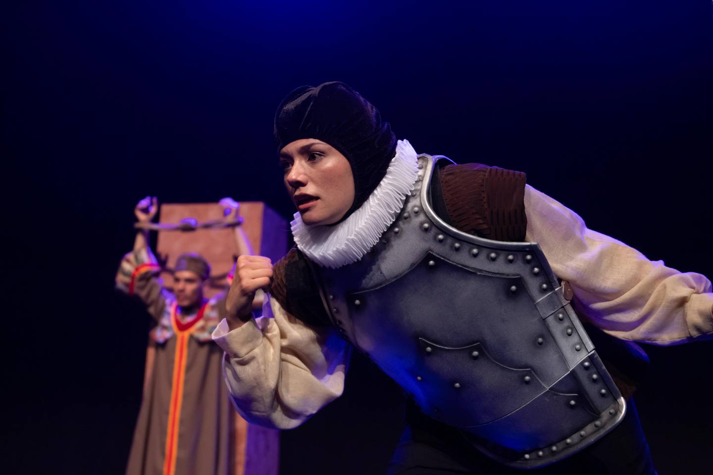 Adriana Víquez hace nueve personajes y Pablo Morales siete en la obra 'Don Quijote de la Mancha'.
