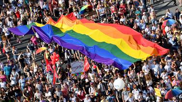 Repunte de desinformación anti LGBTQ ataca a marchas de Orgullo en Europa