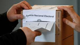 Argentinos asisten a las urnas electorales para elegir presidente entre Sergio Massa y Javier Milei 