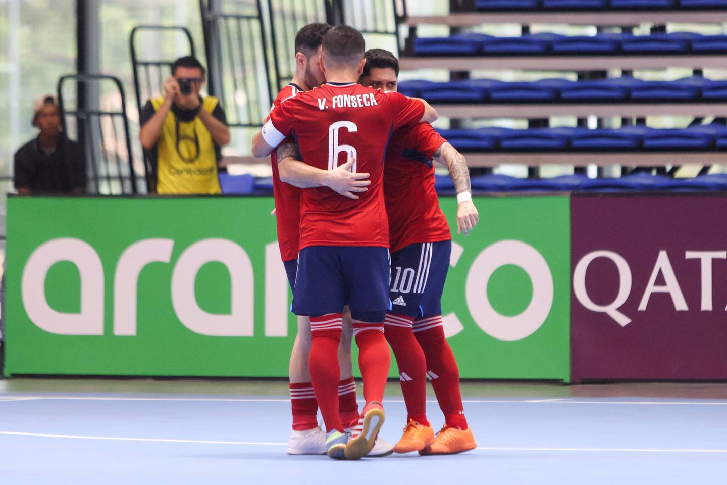 Milinton Tijerino celebra su gol en el partido entre la Selección de Costa Rica de futsal y Canadá, en el juego donde la Nacional obtuvo el pase al Mundial de Uzbekistán.