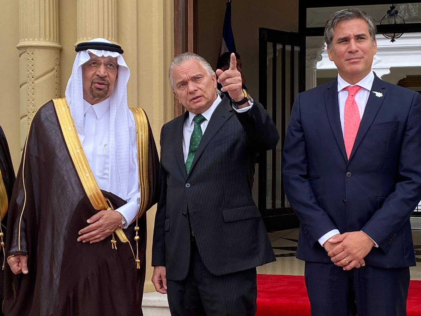 Llegada a la Cancillería del ministro de inversiones de Arabia Saudita, Khalid Al-Falih, y recibimiento de parte del canciller Arnoldo André y el ministro de Comercio Exterior Manuel Tovar