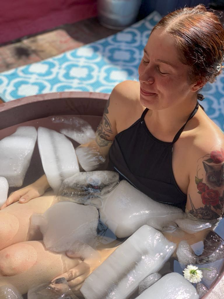 La directora de arte y gestora cultural Carolina Lett se certificó en la terapia de meter el cuerpo en agua con hielo.