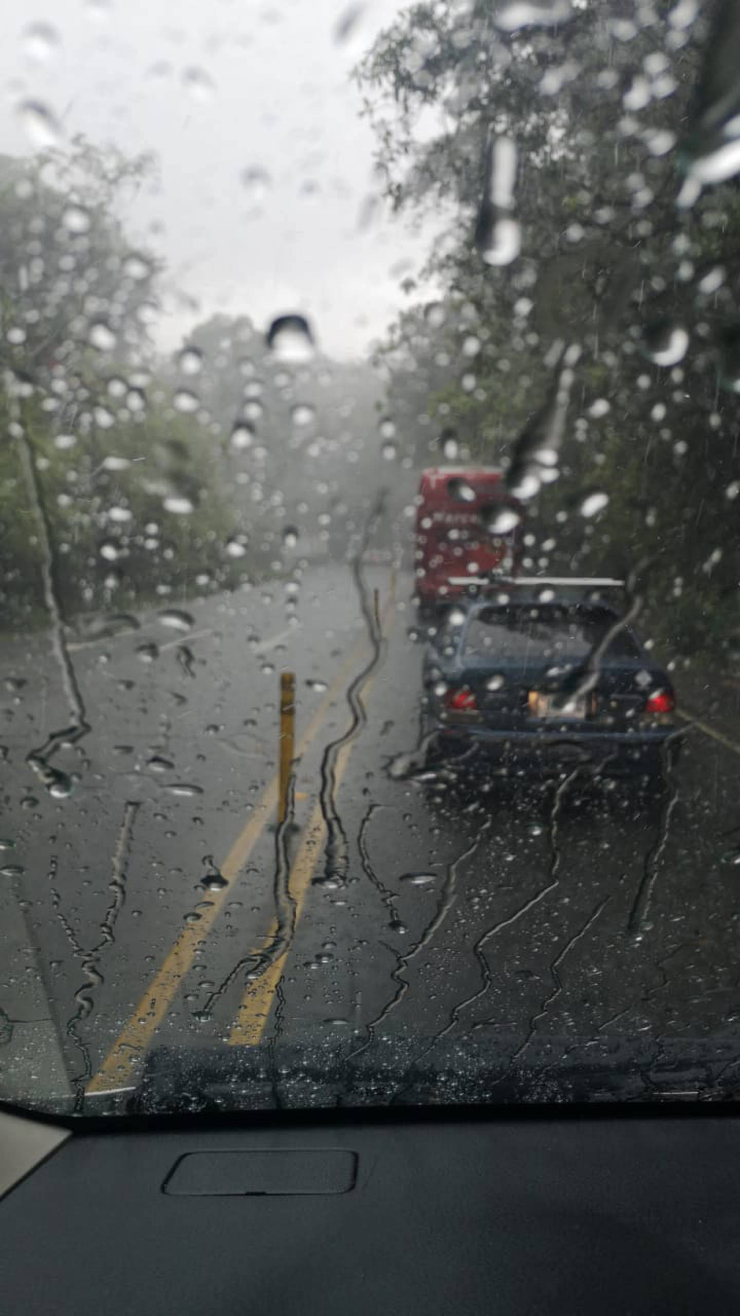 La tarde de este viernes hubo lluvias en la carretera entre San Jpsé y Limón por el Zurquí (ruta 32). El IMN estima que esa condición seguirá durante la Semana Santa. Foto: Reiner Montero.