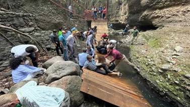 Colapsa puente colgante en Cuernavaca, México; alcalde, esposa y comitiva resultan heridos