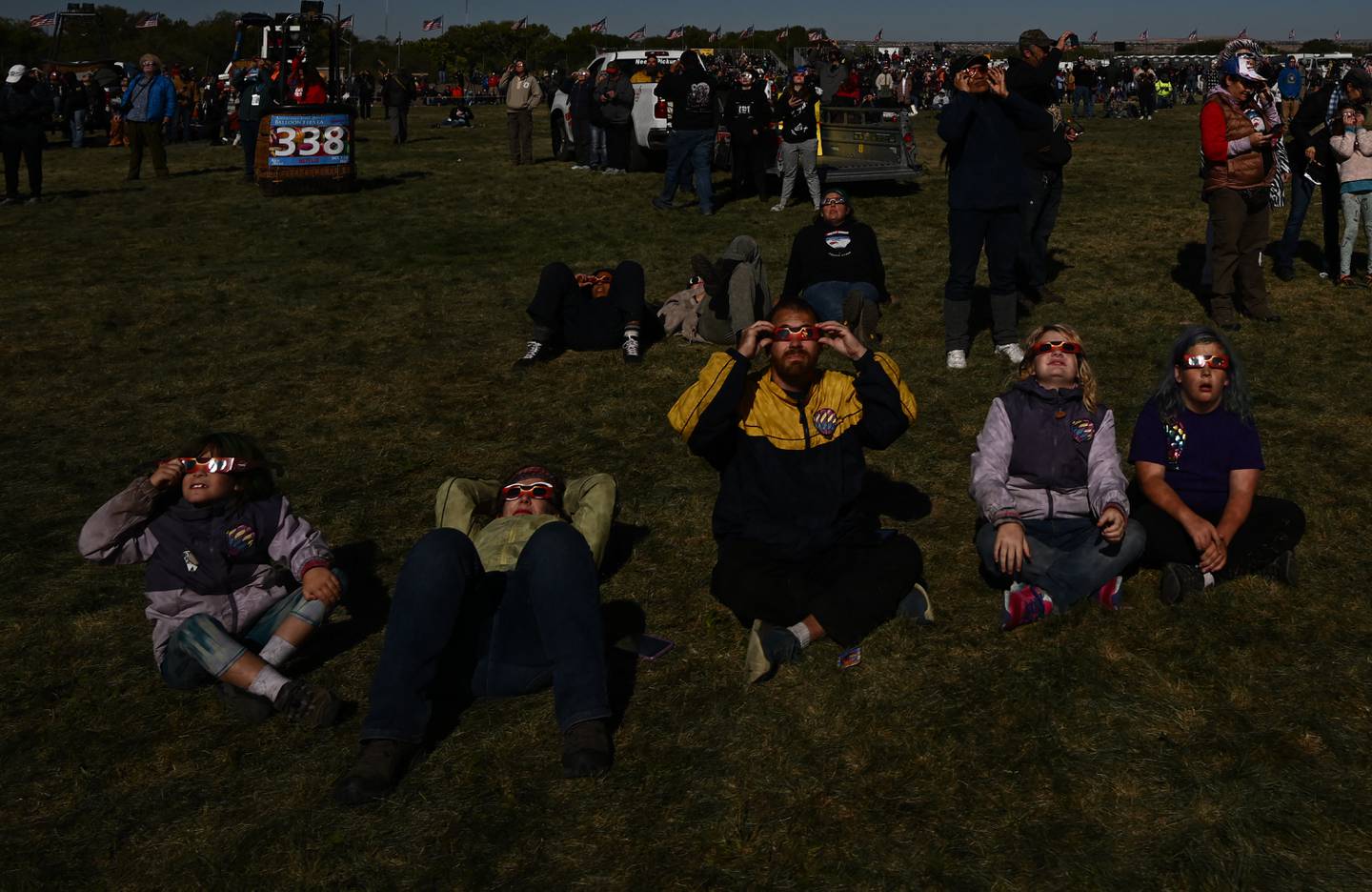 La gente observa el eclipse solar anular en la 51ª Fiesta Internacional de Globos de Albuquerque, durante el evento hubo aplausos tras la observación del eclipse.