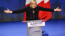 Antiguo líder del racista Ku Klux Klan apoya a candidata francesa de derecha Marine Le Pen