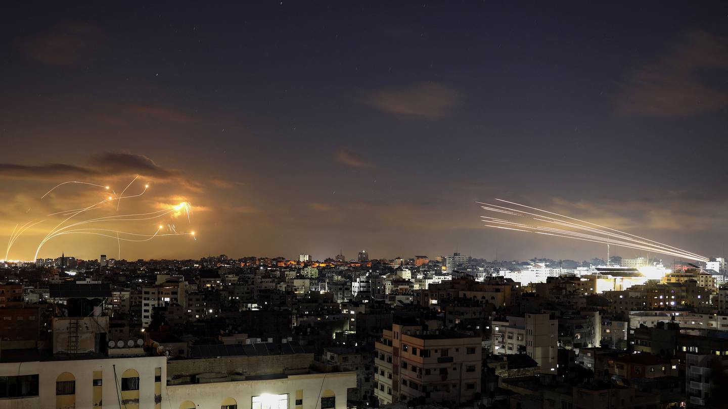 Una imagen muestra cohetes disparados desde la ciudad de Gaza (R) siendo interceptados por el sistema de misiles de defensa Cúpula de Hierro de Israel