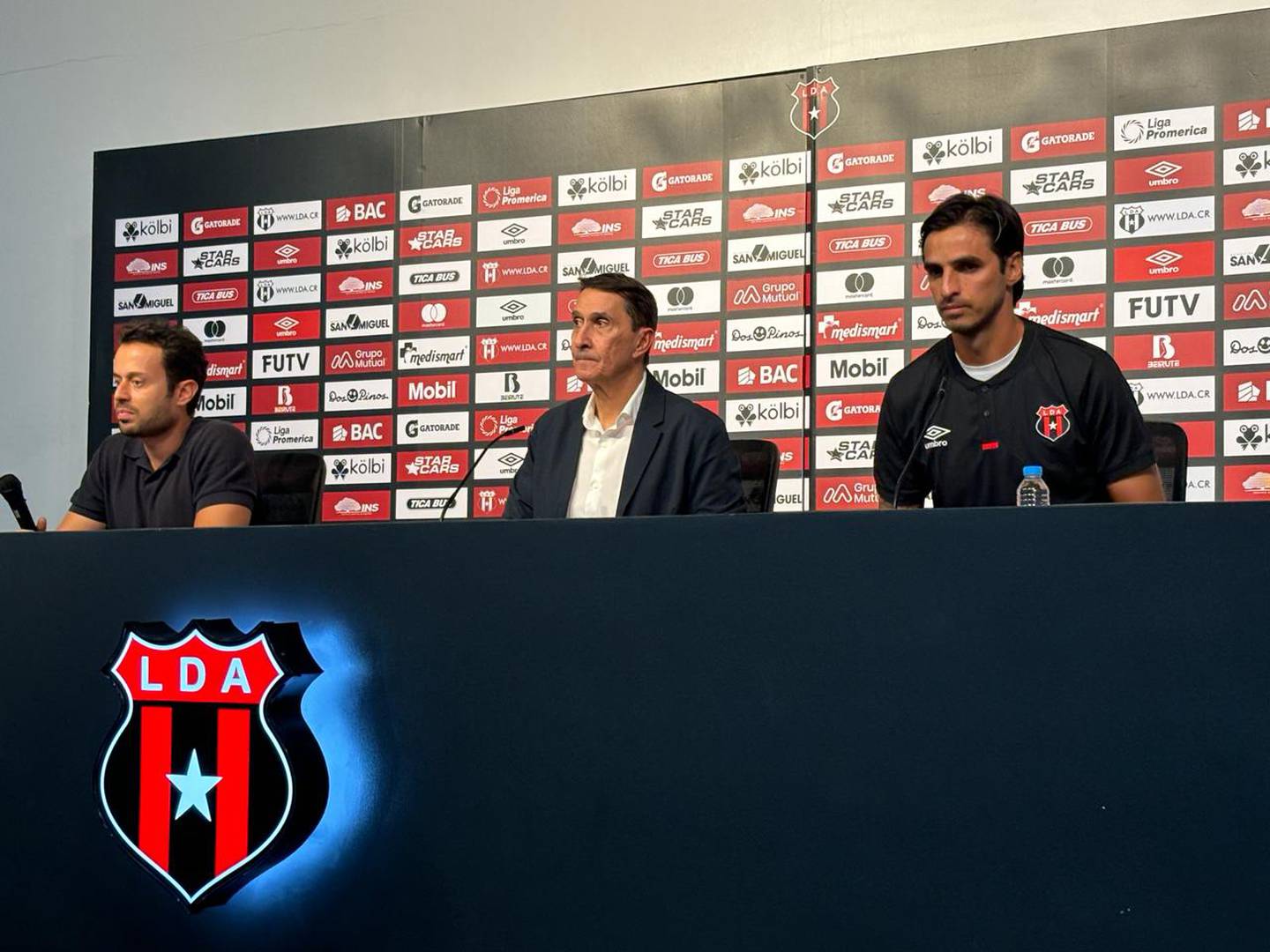 Alexandre Guimaraes, nuevo técnico de Liga Deportiva Alajuelense, junto a Bryan Ruiz (quien será asistente) y Javier Santamaría (director deportivo).