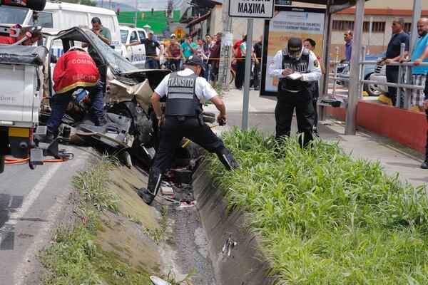 Se desconocen las causas del accidente. Se sospecha que otro vehÃ­culo estuvo involucrado en el hecho que causÃ³ la muerte de tres personas, en Desamparados.