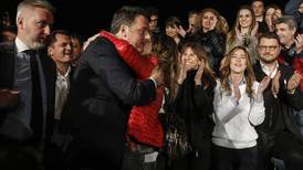 Ex primer ministro de Italia Matteo Renzi es reelegido líder de su partido 