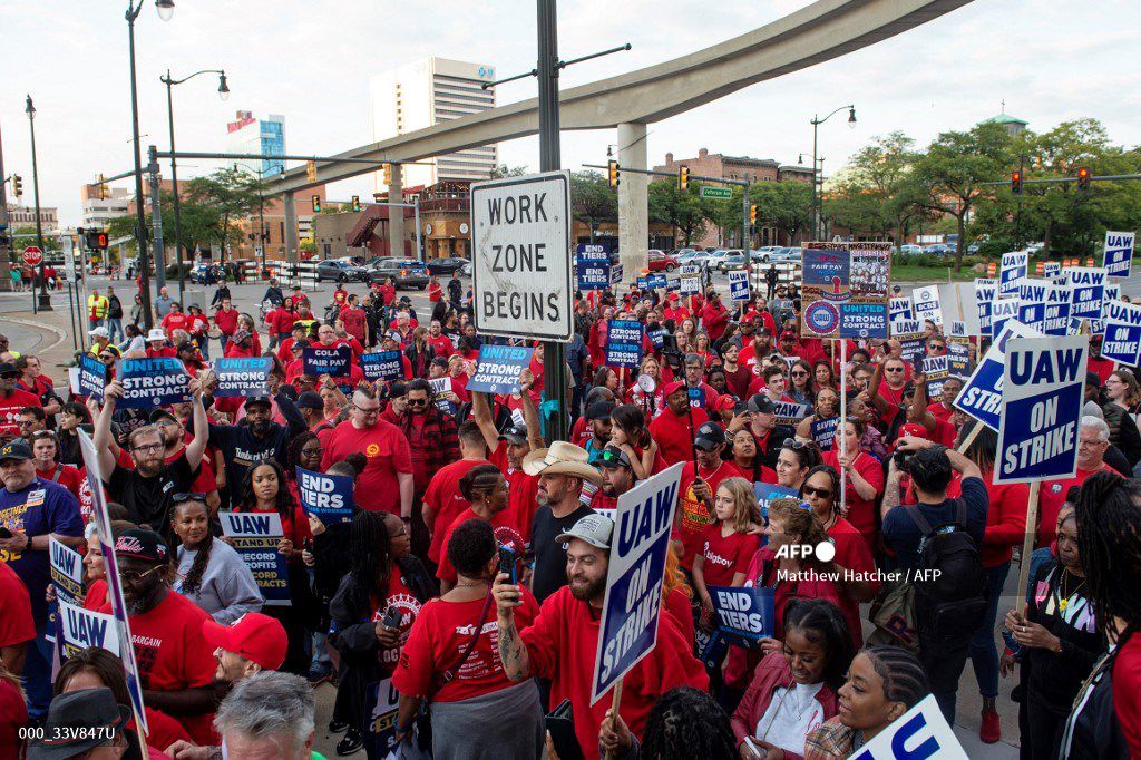 Miembros del sindicato United Auto Workers (UAW) marchan por las calles del centro de Detroit luego de una manifestación el primer día de la huelga del UAW en Detroit, Michigan, el 15 de setiembre de 2023. Los 