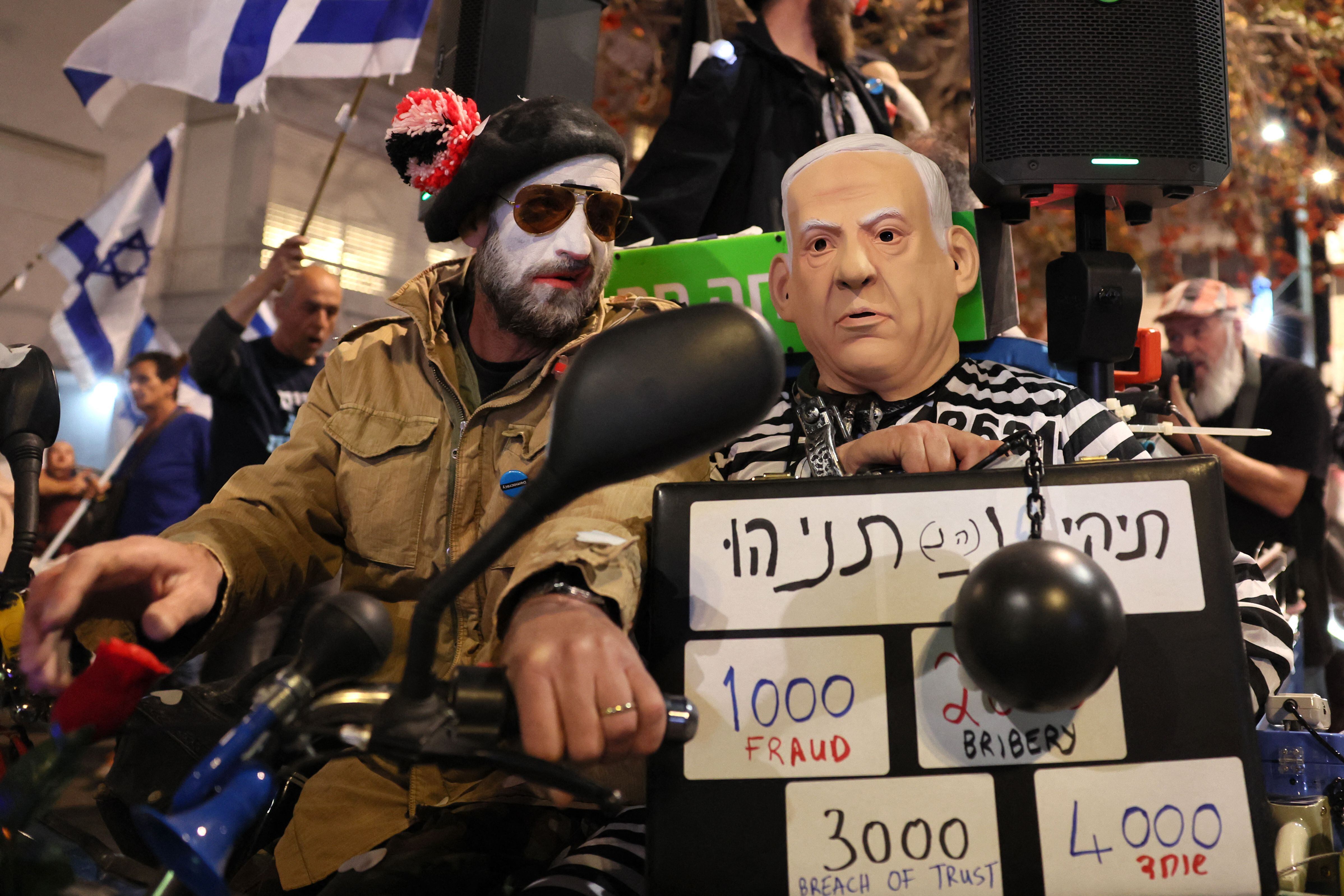 Los manifestantes disfrazados, incluído uno con una máscara que representa al primer ministro de Israel, Benjamin Netanyahu, asisten a una protesta contra el controvertido proyecto de ley de reforma judicial. FOTO: